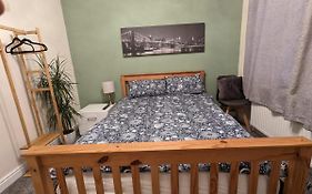 Large Cosy Room To Stay In South Reading